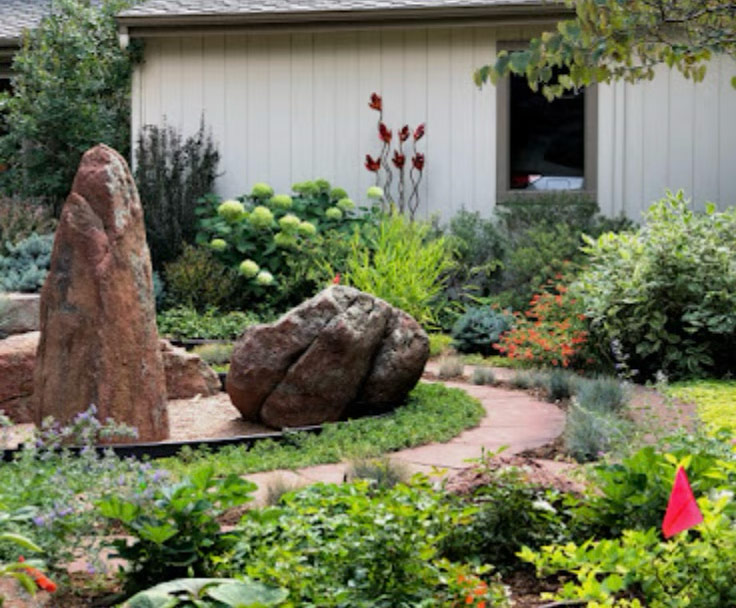 Kreisweg im Garten, der zu drei großen Felsen führt