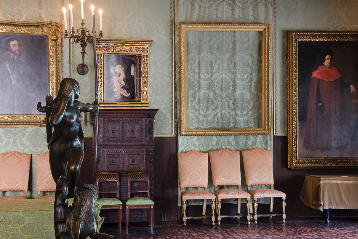 Online Plant Poaching: The Growing Problem of Botanical Theft 5 empty frame in an art museum