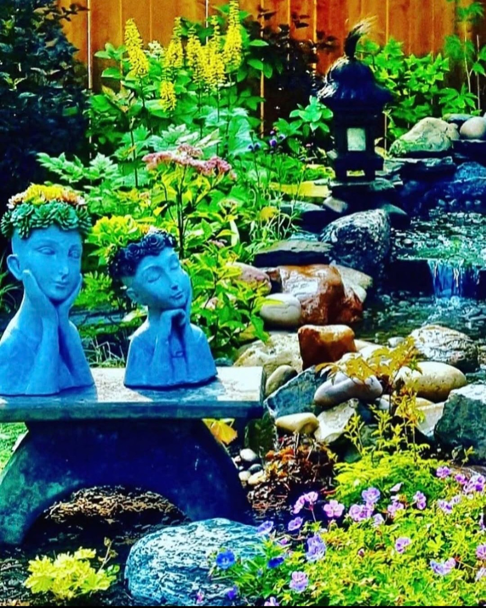 Behälterpflanzen neben dem Gartenteich